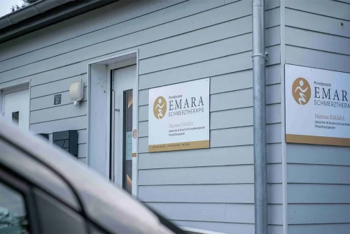 Außenansicht der Liebscher & Bracht Praxis in Fahrdorf