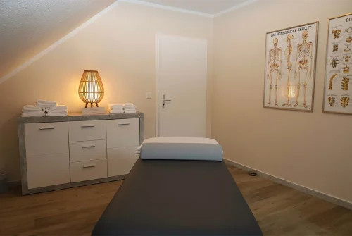 Liebscher & Bracht Therapieliege im Behandlungsraum